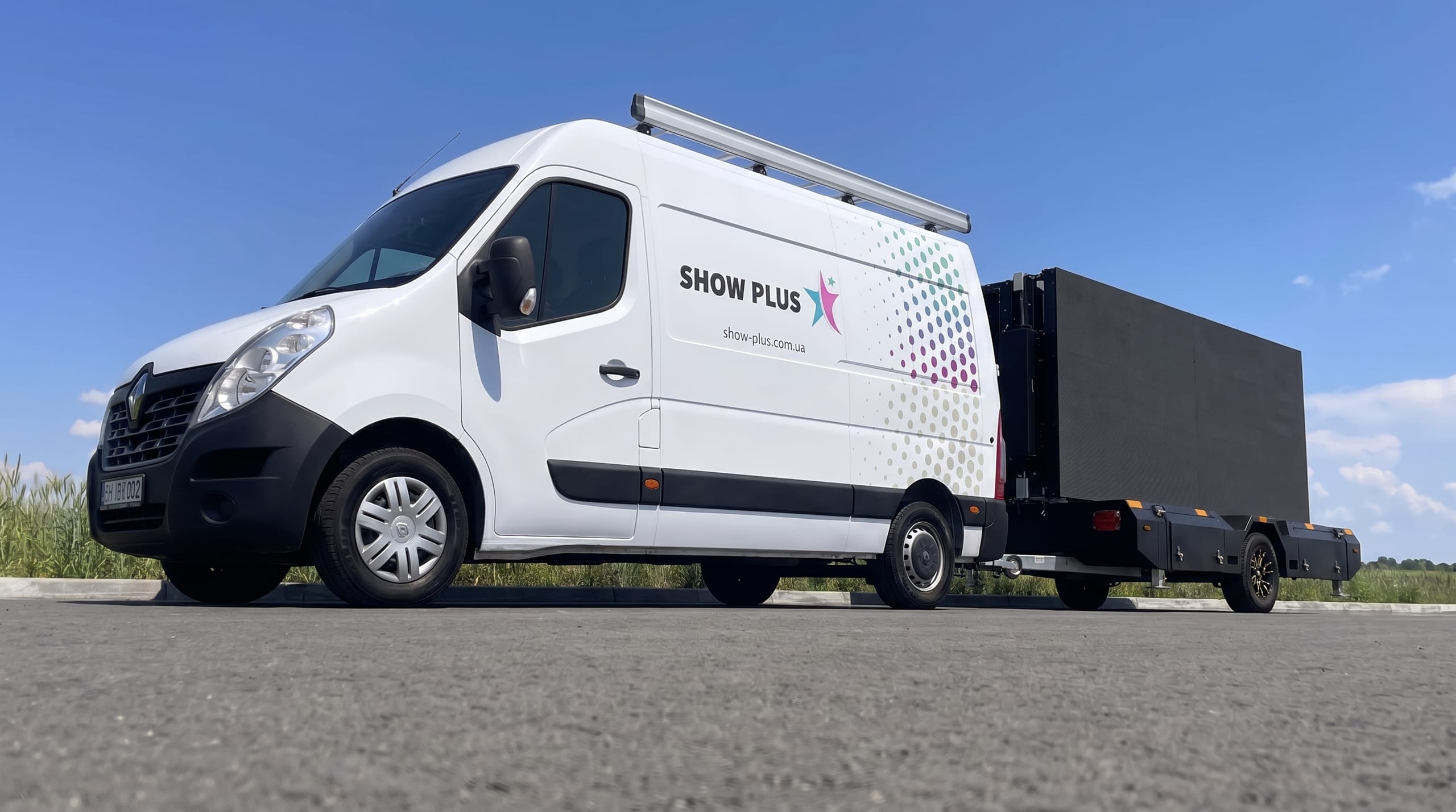 Мікроавтобус Show Plus буксирує причіп з LED-екраном у транспортному положенні