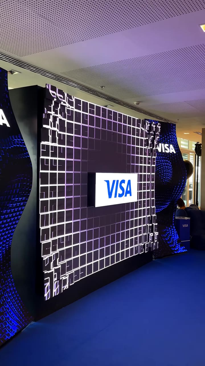 Кінетичний LED-екран на виставковому стенді Visa